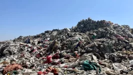 Las montañas de basura en Ayer Tena pueden alcanzar los cincuenta metros