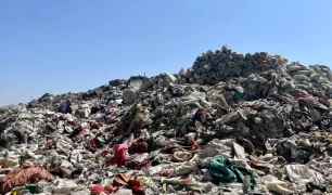 Las montañas de basura en Ayer Tena pueden alcanzar los cincuenta metros